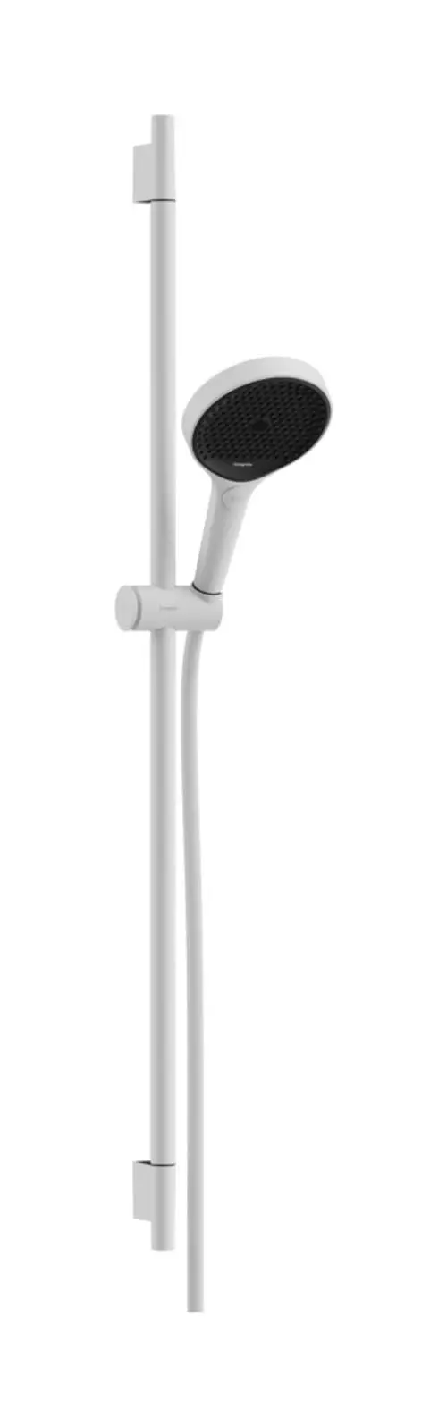 Weißes Brauseset mit Handbrause und Halterung, an einer vertikalen Stange montiert. Der flexible Schlauch ist ebenfalls in Weiß gehalten. Marke: Hansgrohe.